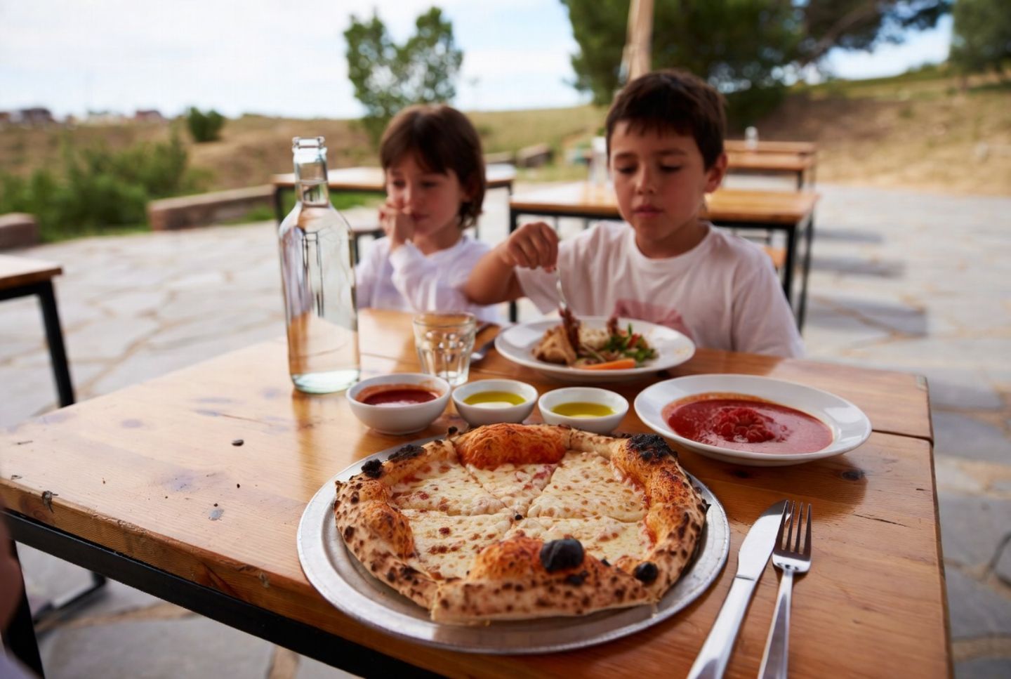 Outdoor family meal in Napa Valley with shared plates and casual seating, representing easy dining options for family friendly wine trips from San Jose.