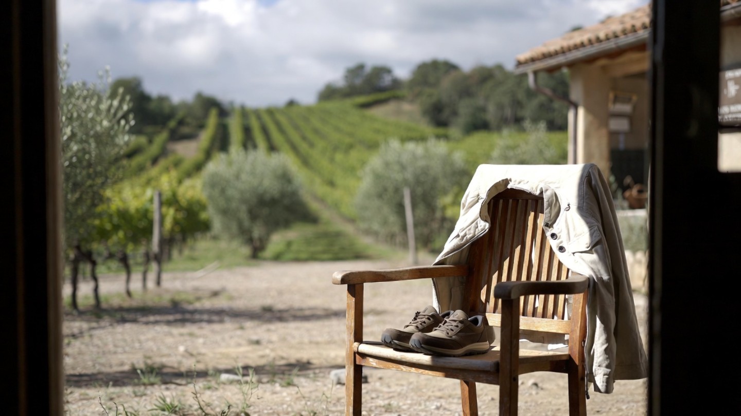 Comfortable shoes and a light jacket at a Napa Valley winery, illustrating minimalist packing for wine tasting and travel.