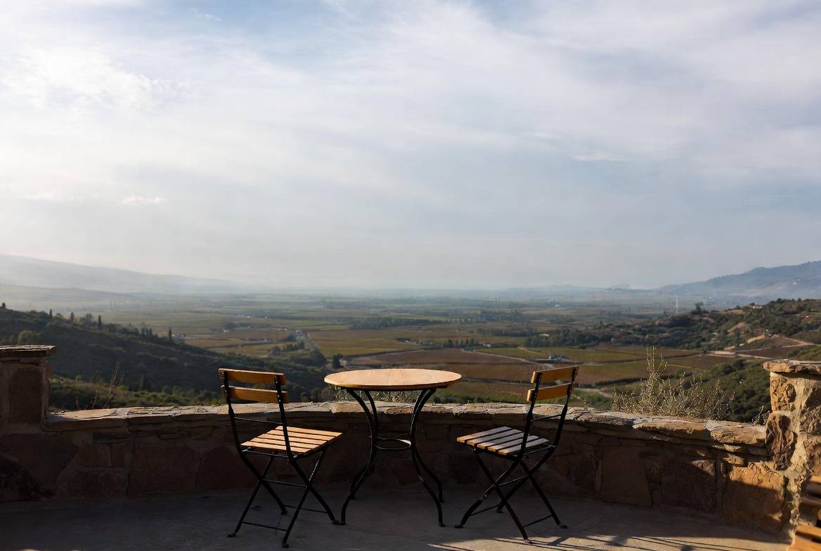 Scenic drive along Silverado Trail in Napa Valley with vineyards and hills, often chosen by couples seeking a relaxed and reflective second honeymoon.