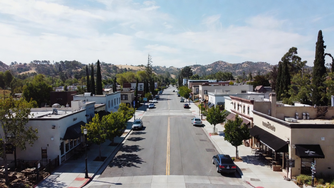  A walkable street in Yountville Napa Valley with shaded sidewalks and cafes, showing a relaxed, accessible environment suited for slow retirement travel.
